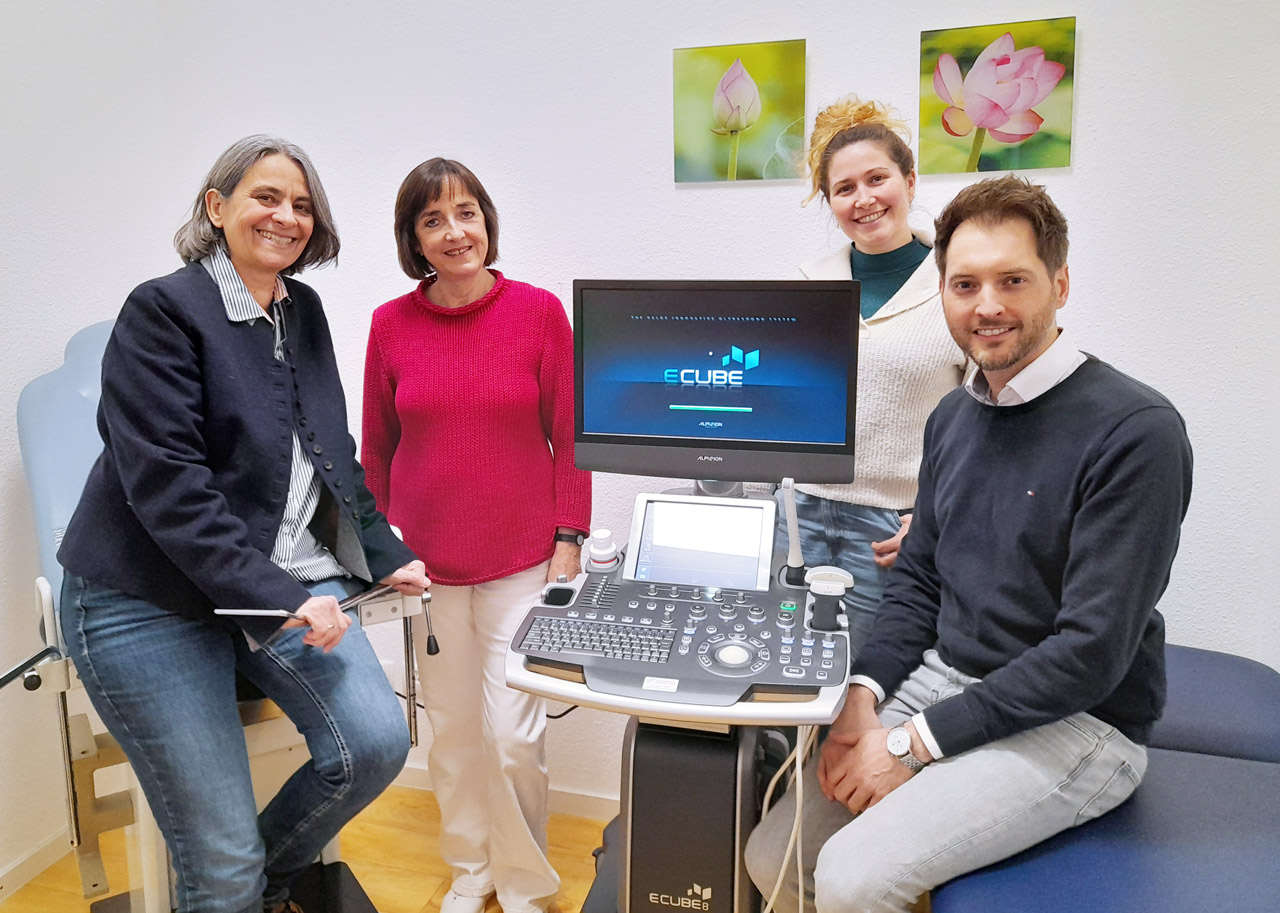 Amalie_US_Geraet Astrid Fehrenbach, Leiterin Amalie Dr. Petra Bubel, Frauenärztin Lea Hepp, Sozialarbeiterin Amalie Benjamin Haffner, Geschäftsführer, Fa. MTG Rehrmann mbH sitzen an gespendeten Ultraschallgerät